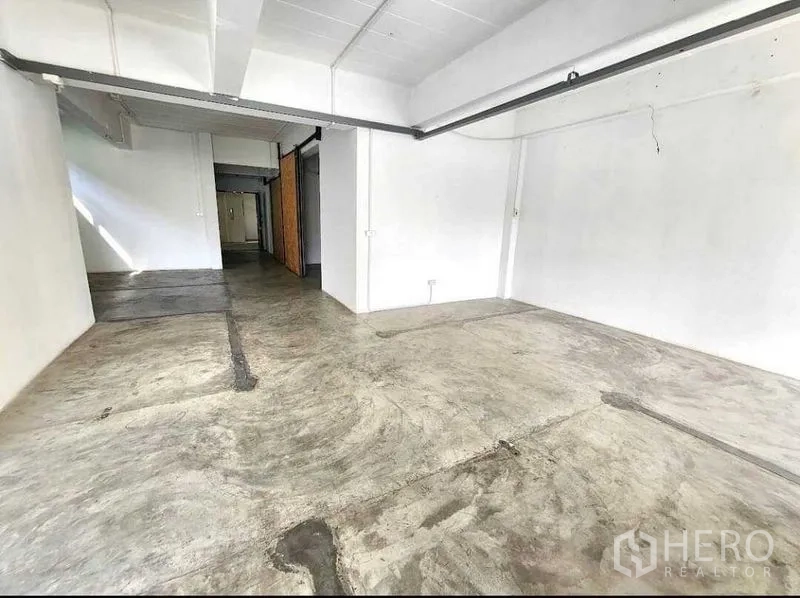 Office Space for rent or sale in Din Daeng, Bangkok - Open-plan office floor with exposed beams and smooth concrete floor.