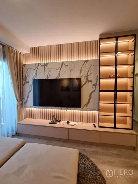 คอนโด ให้เช่า - ห้องนั่งเล่นสไตล์โมเดิร์น ผนังทีวีลายหินอ่อน ไฟซ่อน และตู้โชว์กระจก ที่คอนโด The Tree Pattanakarn–Ekkamai
