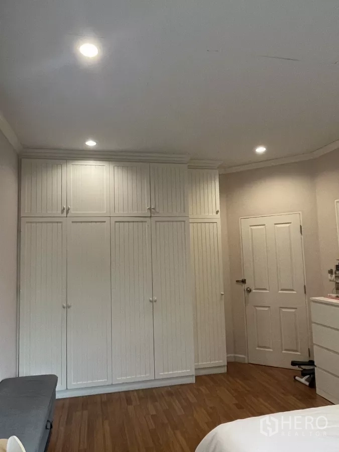 บ้าน ขายในMin Buri, Bangkok - ตู้เสื้อผ้าบิวท์อินสีขาว บานเซาะร่องภายในห้องนอน