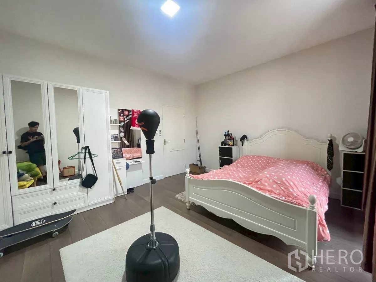 Detached House for sale in Bang Phli, Samut Prakan - Bedroom view with built-in wardrobe, mirrored cabinet and bed.