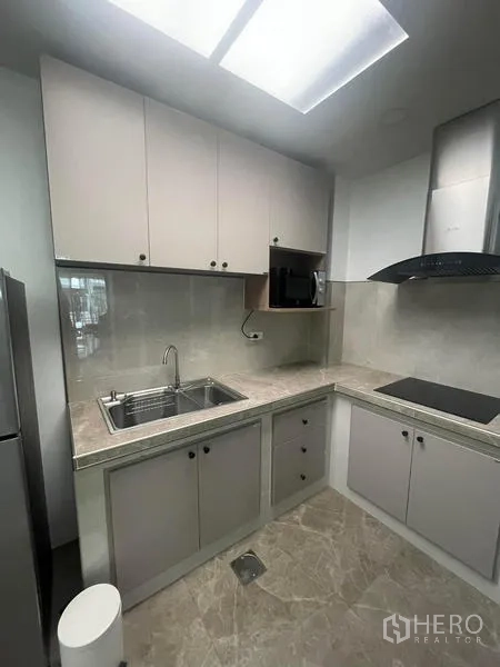 ทาวน์เฮาส์ ให้เช่าในSuan Luang, Bangkok - ครัวสไตล์โมเดิร์นขนาดกะทัดรัด เคาน์เตอร์หิน เตาไฟฟ้า เครื่องดูดควัน และตู้ลอย