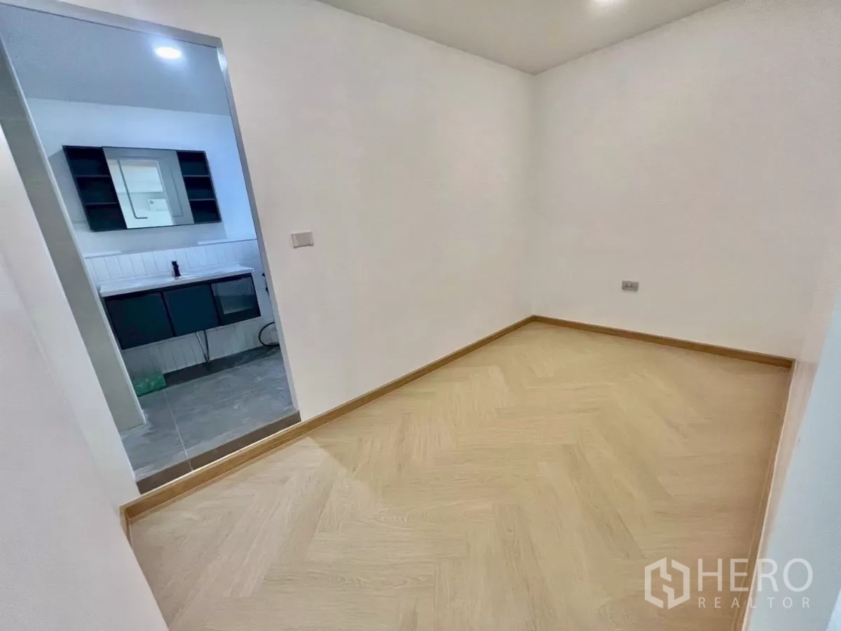 独立式住宅 出售在Prawet, Bangkok - 紧凑多功能房，鱼骨拼木地板，旁连现代浴室。