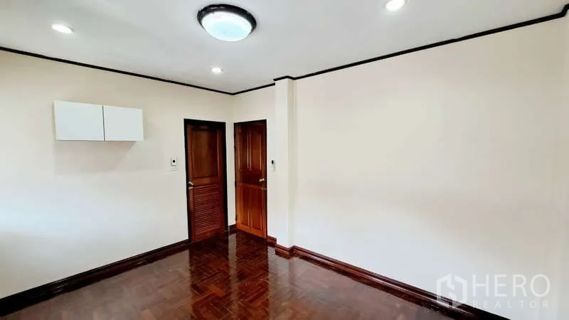 ทาวน์เฮาส์ ให้เช่าในWatthana, Bangkok - ห้องนอนพื้นปาร์เกต์ ประตูสองบาน ผนังสีอ่อน