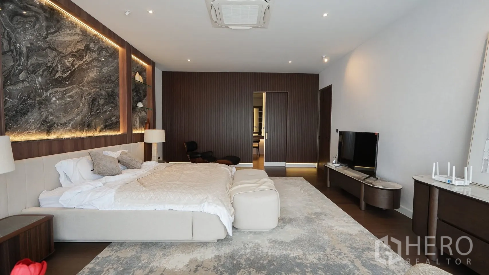 独立式住宅 出租或出售在Bang Kapi, Bangkok - 主卧展示电视柜、大窗与柔和中性色调。