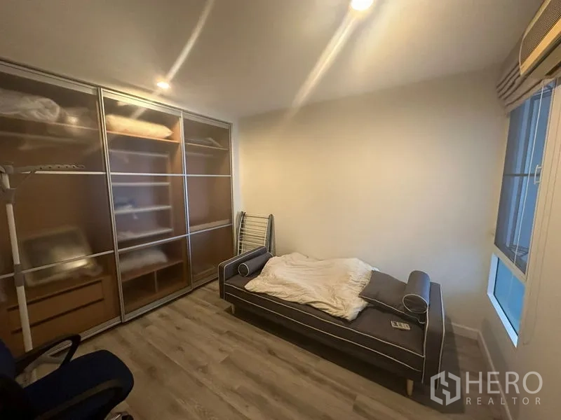 คอนโด ให้เช่า - ห้องนอนเล็กพร้อมตู้เสื้อผ้าบานเลื่อน หน้าต่าง และพื้นไม้