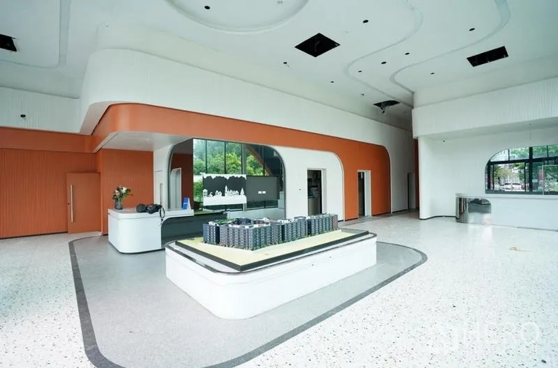 独立商业地产 出租在Bang Na, Bangkok - 宽大的展示厅，弧形天花与中央展示台。