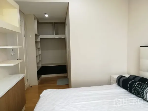 คอนโด ให้เช่าในRatchathewi, Bangkok - มุมมองจากห้องนอนไปยังวอล์กอินคลอเซ็ตพร้อมชั้นเก็บของบิวท์อิน