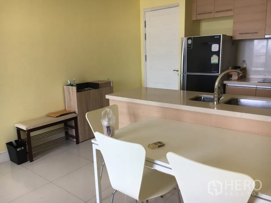 公寓 出租或出售在Khlong Toei, Bangkok - 空堤公寓明亮厨房，带吧台与双水槽，配大号冰箱与餐桌。