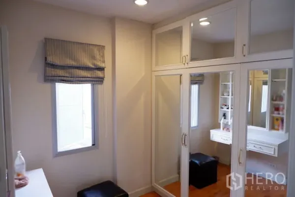 บ้าน ขายในSaphan Sung, Bangkok - ห้องแต่งตัว ตู้บิลท์อินกระจกเงา และมุมโต๊ะเครื่องแป้ง