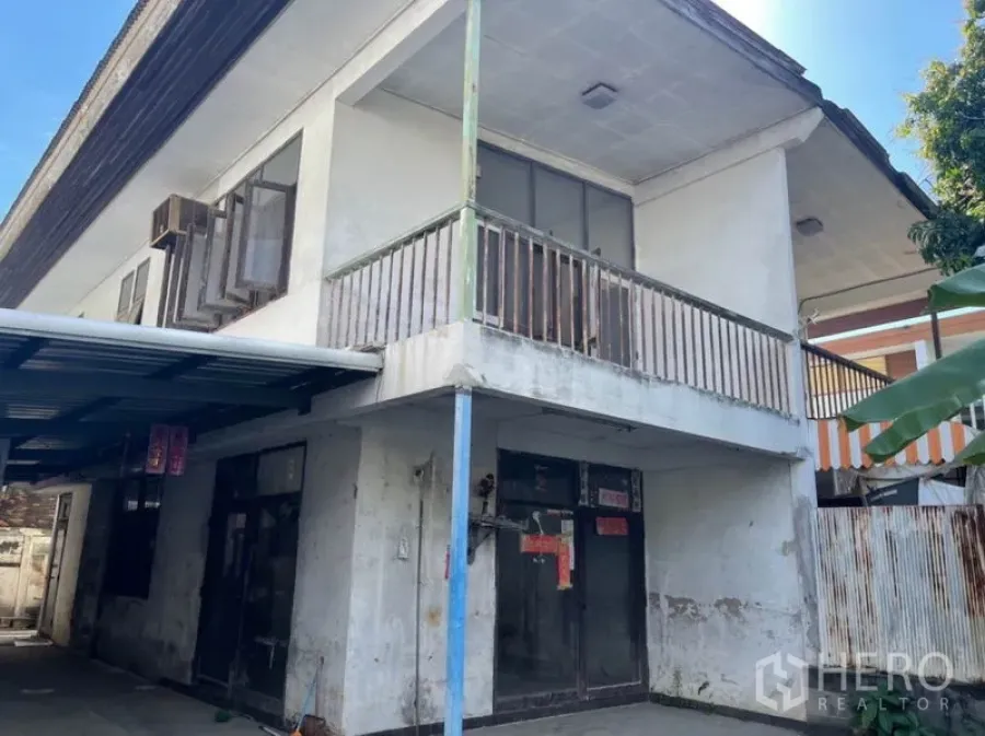 ที่ดิน ขายในKhlong Toei, Bangkok - บ้านคอนกรีตสองชั้นทรงเดิมพร้อมระเบียงบนแปลงที่ดินย่านคลองเตย กรุงเทพฯ