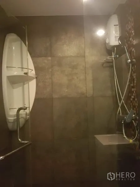 คอนโด ให้เช่าในKhlong Toei, Bangkok - ห้องน้ำปูกระเบื้องพร้อมฝักบัวกั้นกระจกและเครื่องทำน้ำอุ่น