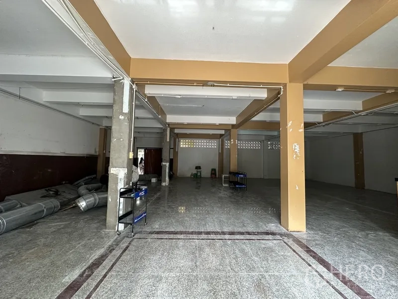 พื้นที่ขายของ for rent in Bang Rak, Bangkok - พื้นที่กว้างมีเสาหลายต้น พื้นหินขัดเงา และไฟเส้นบนเพดาน