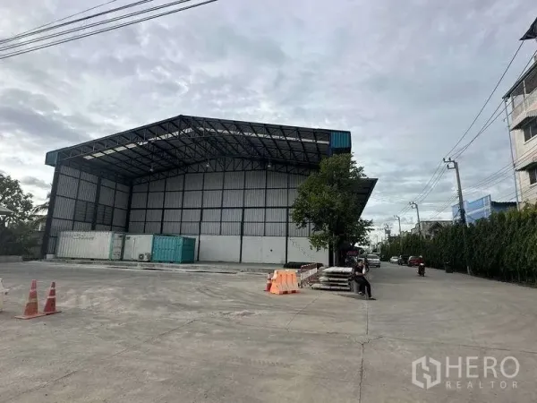 货栈 出租在Samut Prakan - 邦普里工业区高屋顶钢结构仓库外观与宽阔混凝土前场