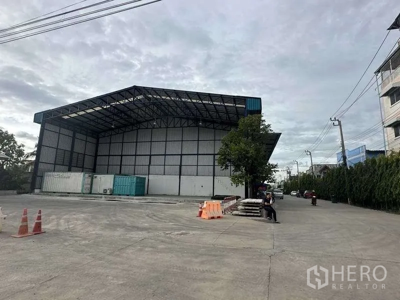 Warehouse for rent in Samut Prakan - Wide concrete yard and high-roof steel warehouse exterior in Bang Phli industrial area.