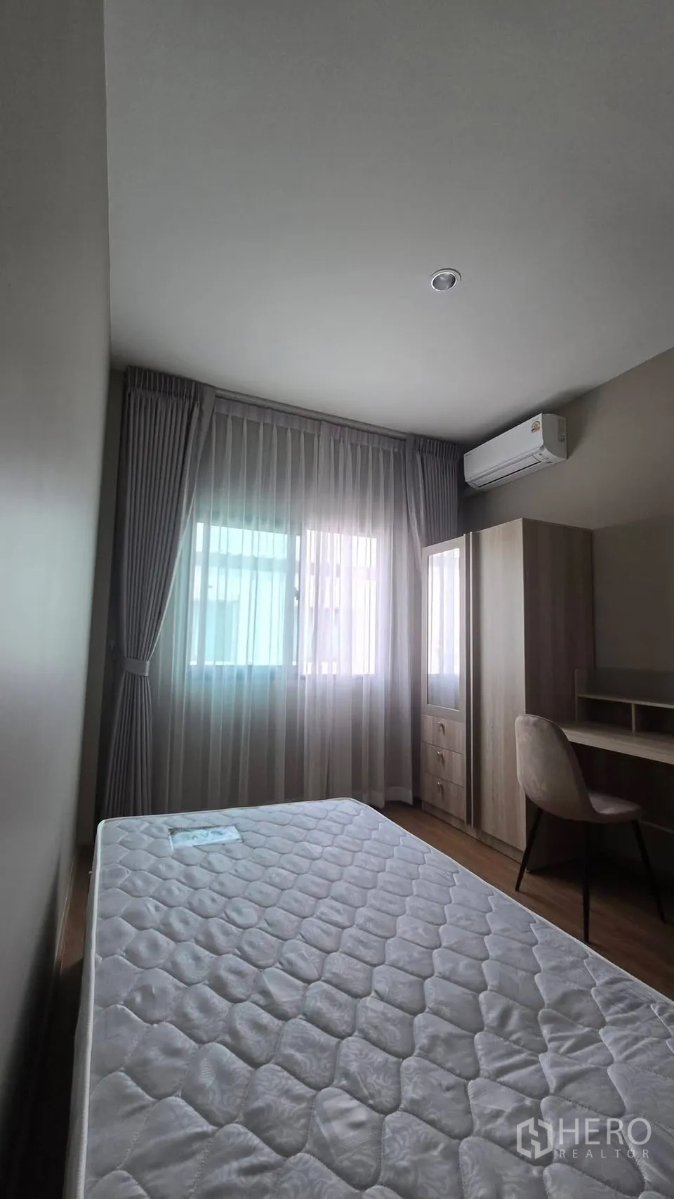 Townhouse for rent in Bang Phli, Samut Prakan - Cozy bedroom with bed, wardrobe, study desk, and air conditioner.