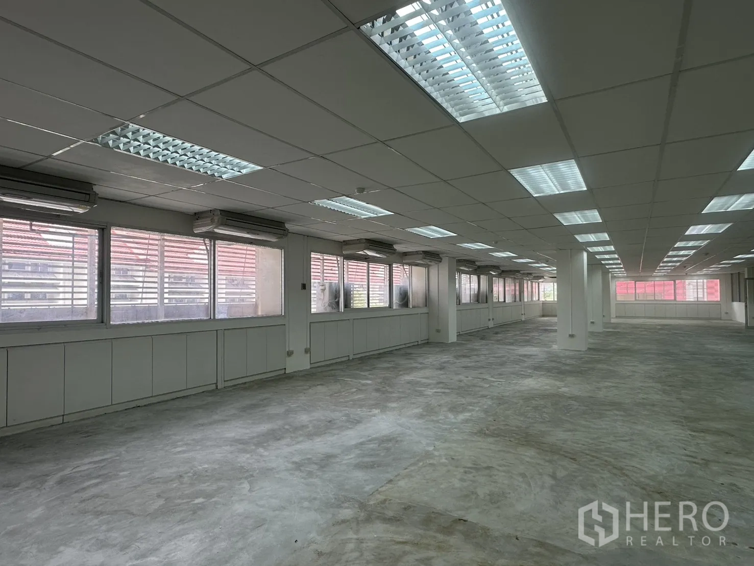 ออฟฟิศ for rent in Pathum Wan, Bangkok - สำนักงานกว้างมีหน้าต่างยาวพร้อมแอร์ติดผนังหลายจุด