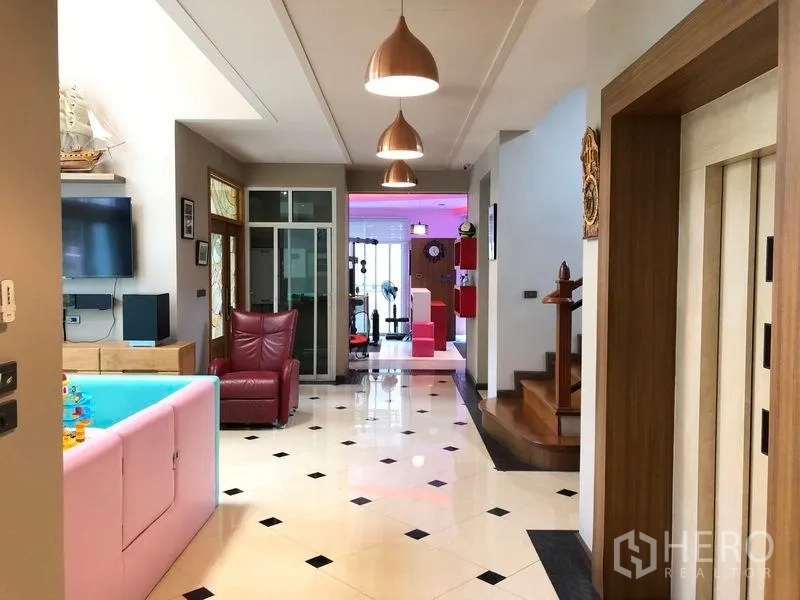 บ้าน ขายในWang Thonglang, Bangkok - มุมมองโถงทางเดินไปยังห้องฟิตเนส มีที่นั่งพักและสระเด็ก