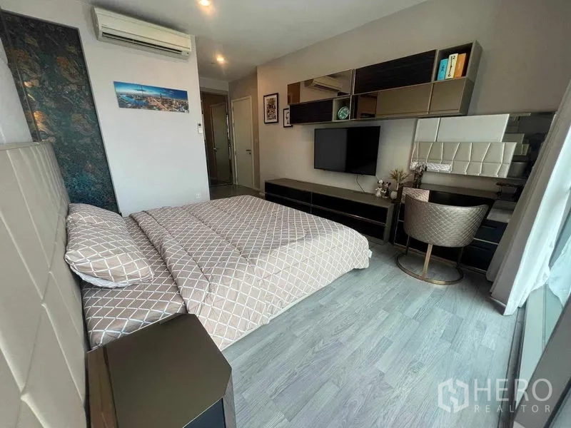 คอนโด ให้เช่าในKhlong Toei, Bangkok - ห้องนอนที่สองพร้อมโต๊ะทำงานบิลท์อิน ชั้นวาง และหน้าต่างกว้างรับแสง