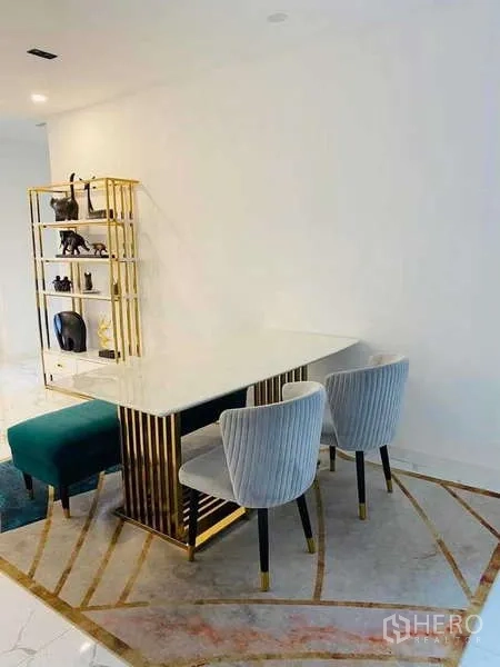 คอนโด ให้เช่าหรือขายในWatthana, Bangkok - มุมรับประทานอาหาร โต๊ะหินอ่อน เก้าอี้กำมะหยี่ แต่งดีเทลสีทอง