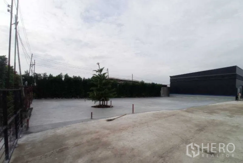 คลังสินค้า ให้เช่าในSaphan Sung, Bangkok - ลานคอนกรีตกว้างหน้าโกดัง มีรั้วรอบขอบชิด รองรับรถบรรทุกกลับรถได้สะดวก