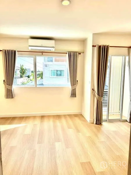 ทาวน์เฮาส์ ให้เช่าในSuan Luang, Bangkok - ห้องนอนสว่าง มีหน้าต่างมุมห้อง ผ้าม่าน แอร์ และประตูออกระเบียง