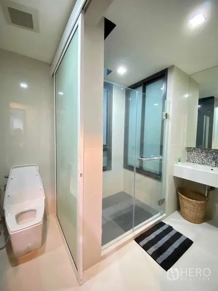 คอนโด ให้เช่าในKhlong Toei, Bangkok - ห้องน้ำโมเดิร์นพร้อมตู้ชาวเวอร์กระจก ฉากฝ้า สุขภัณฑ์ อ่างล้างหน้า และหน้าต่าง