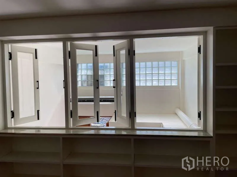 สำนักงานที่บ้าน ให้เช่าในWatthana, Bangkok - มองผ่านหน้าต่างภายในสู่พื้นที่โล่งสว่างและผนังบล็อกแก้ว.