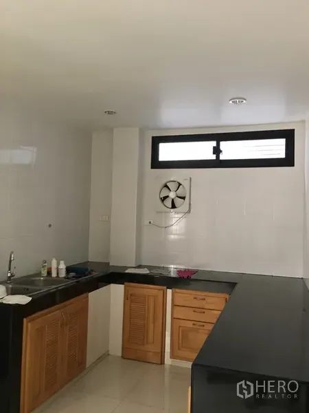 สำนักงานที่บ้าน ให้เช่าในBang Rak, Bangkok - ห้องครัวบิวท์อิน เคาน์เตอร์หินสีดำ ตู้ไม้ ซิงก์ และพัดลมดูดอากาศ