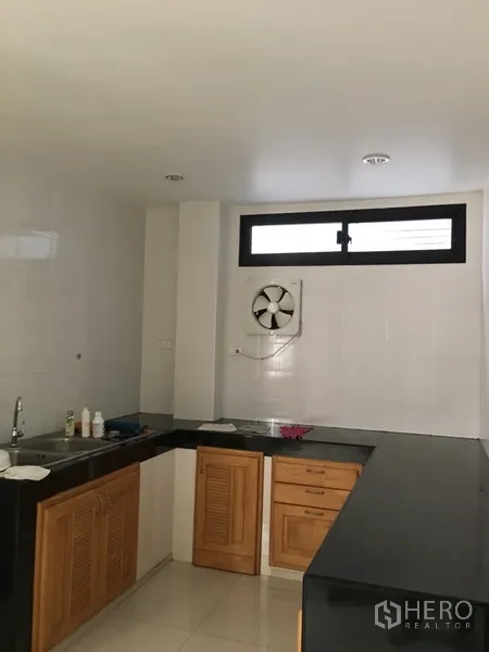 สำนักงานที่บ้าน ให้เช่าในBang Rak, Bangkok - ห้องครัวบิวท์อิน เคาน์เตอร์หินสีดำ ตู้ไม้ ซิงก์ และพัดลมดูดอากาศ