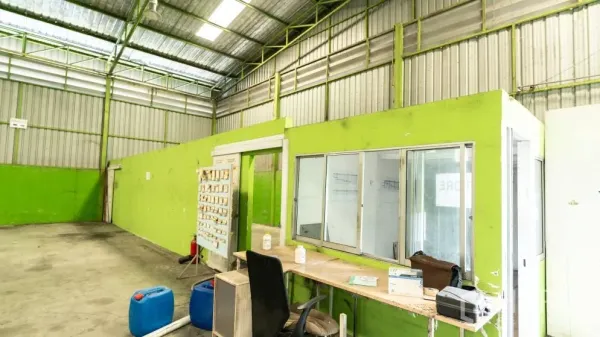 คลังสินค้า ให้เช่าในThanyaburi, Pathum Thani - พื้นที่ภายในโกดัง พร้อมห้องออฟฟิศกระจก พื้นคอนกรีต และหลังคาเหล็กมีช่องแสง