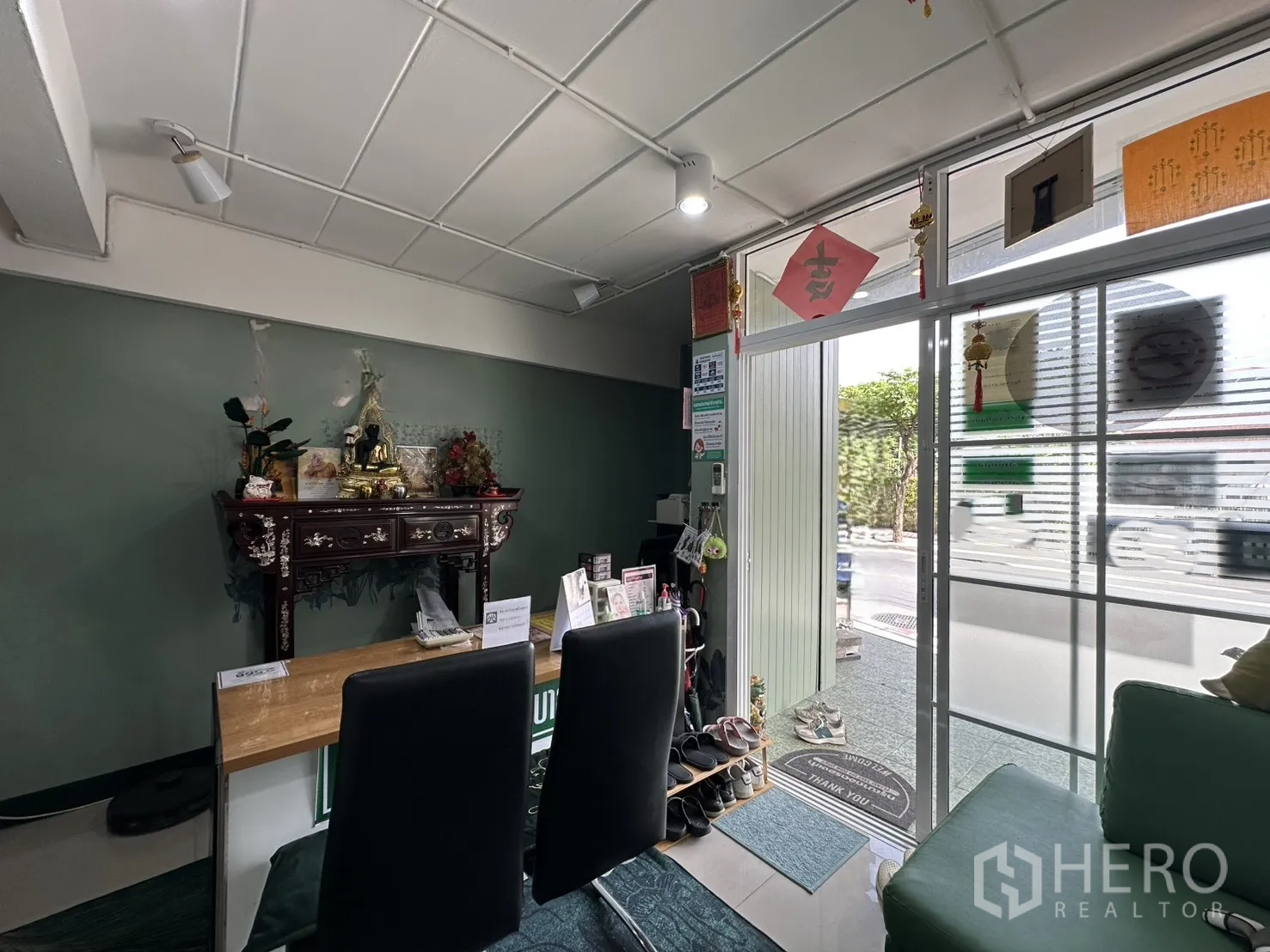 店屋 for rent in Phra Khanong, Bangkok - 底层接待区，设办公桌与玻璃入口门。