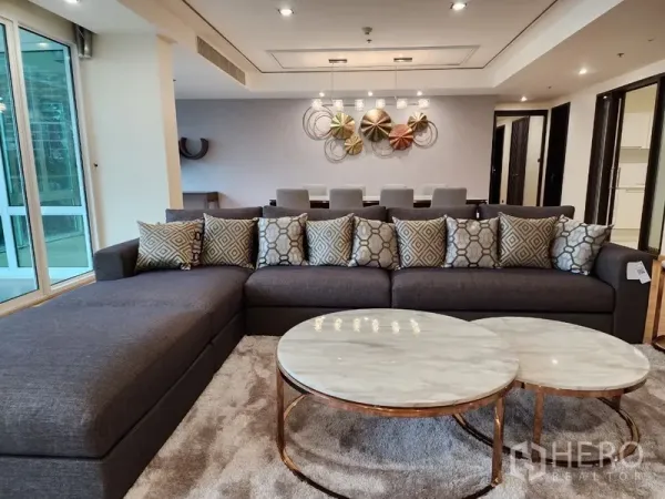 公寓 出租在Khlong Toei, Bangkok - 起居区配组合沙发与大理石茶几，连通餐区