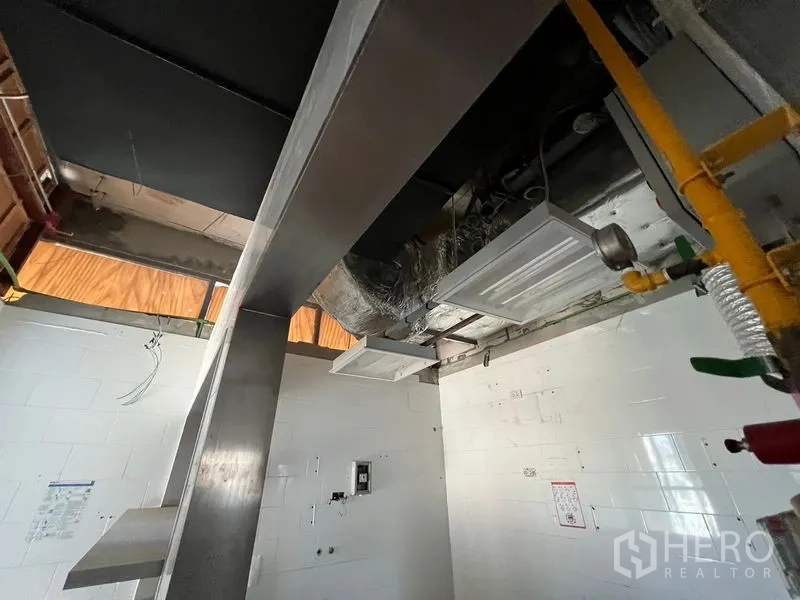 零售空间 出租 - 天花特写，风管、燃气管与不锈钢排风罩