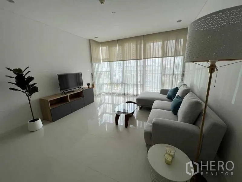 คอนโด ให้เช่าในWatthana, Bangkok - ห้องนั่งเล่นมุมอาคาร มีหน้าต่างรอบด้าน โซฟา L-shape และโต๊ะกาแฟ