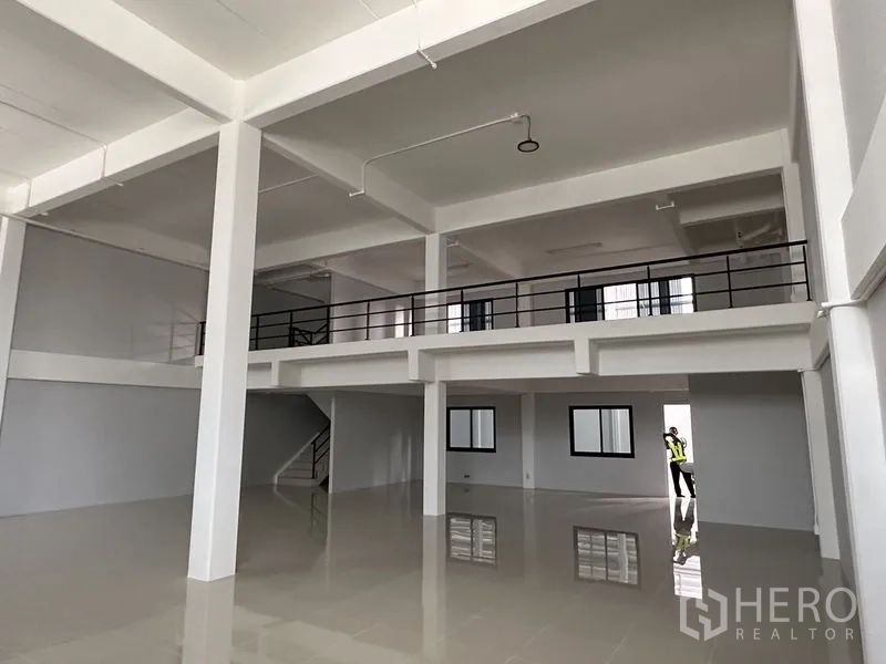 คลังสินค้า ให้เช่าในBang Phli, Samut Prakan - โครงสร้างสำนักงานและชั้นลอยแบบโอเพ่นสเปซภายในตัวโกดัง