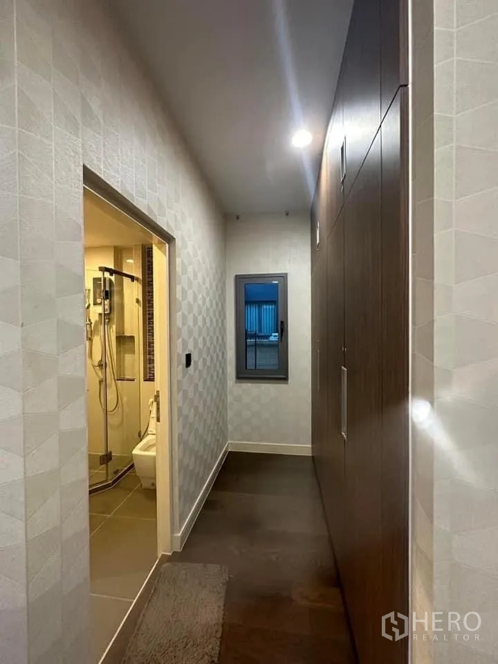 Detached House for rent in Bang Kapi, Bangkok - Hallway with built-in cabinetry leading to a bathroom and bedroom.