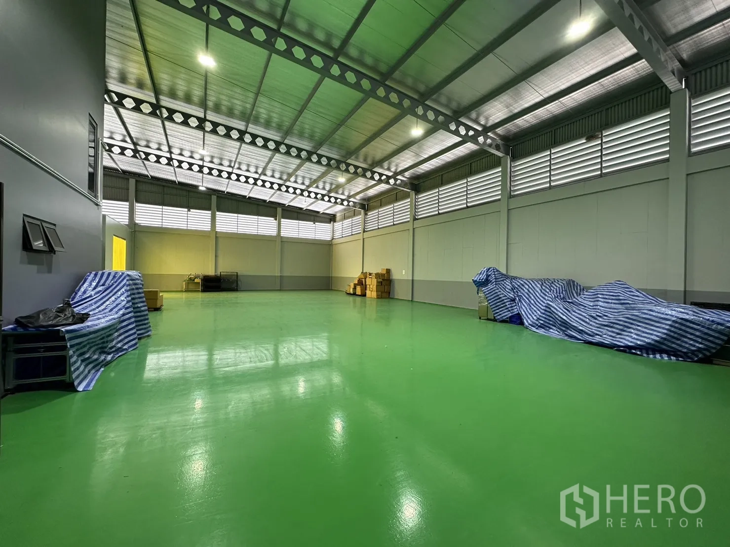 โรงงาน ขายในLam Luk Ka, Pathum Thani - พื้นที่โรงงานกว้าง โครงหลังคาเหล็กและพื้นอีพ็อกซี่เงางาม.