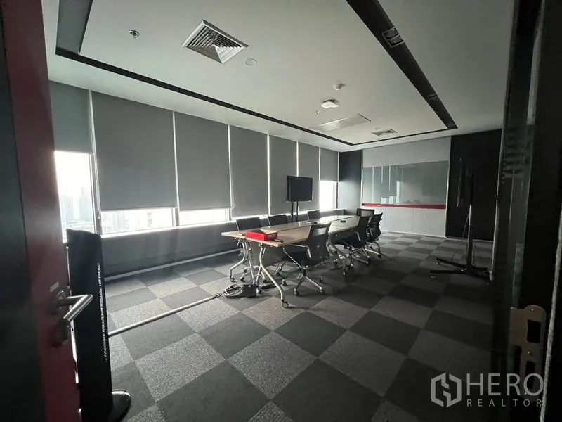 办公空间 出租在Huai Khwang, Bangkok - 玻璃墙会议室，百叶遮光，会议桌与观景窗。