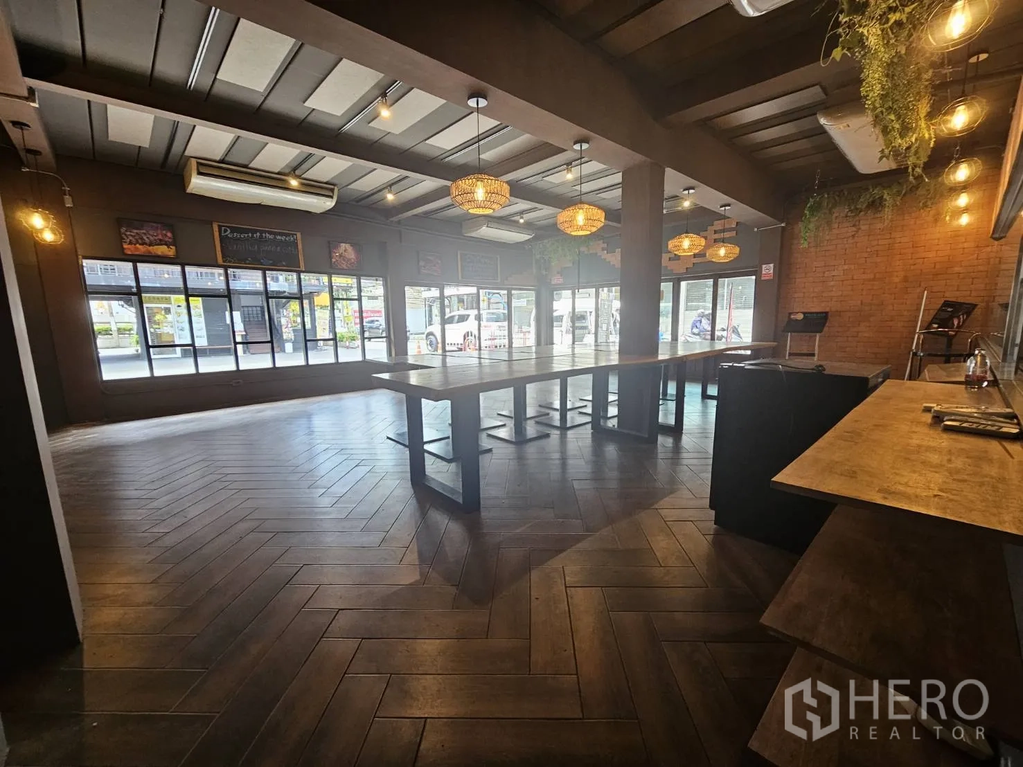 พื้นที่ขายปลีก ให้เช่าในWatthana, Bangkok - โถงลูกค้าขนาดใหญ่ กระจกเต็มความสูง โต๊ะกลางยาว และโคมไฟอุ่น