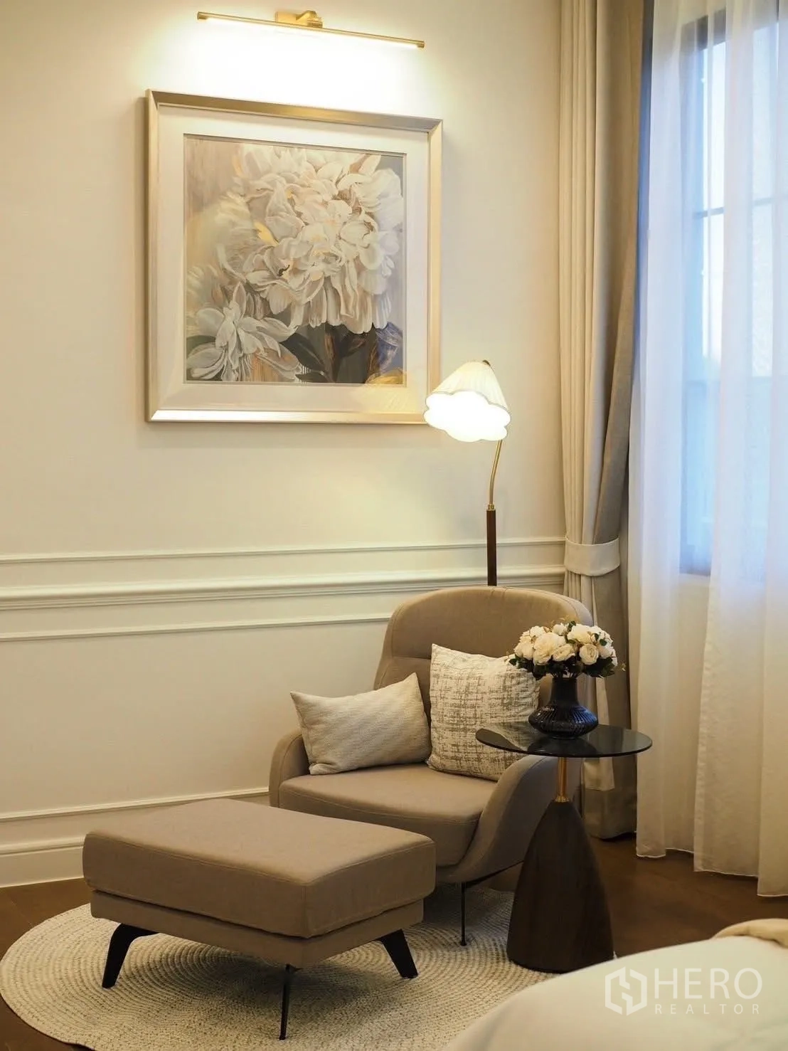 独立式住宅 出租在Bang Kapi, Bangkok - 卧室休憩区，扶手椅与脚凳、边桌和挂画