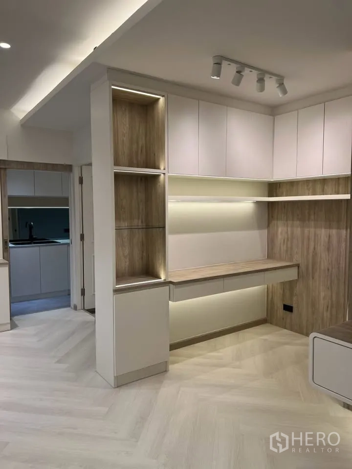 Townhouse for rent in Prawet, Bangkok - Close-up of built-in shelving and study desk with lighting.