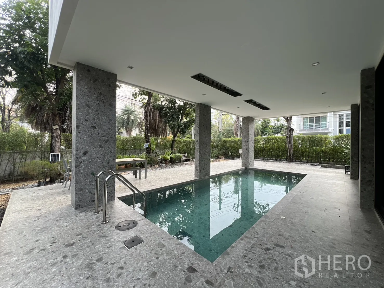 独栋房屋 for rent in Prawet, Bangkok - 泳池浅端不锈钢扶梯，旁有花园休闲座椅。