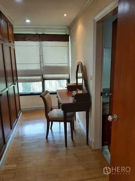 อพาร์ทเมนท์ ให้เช่าในWatthana, Bangkok - โซนแต่งตัวพร้อมตู้บิวท์อิน โต๊ะเครื่องแป้ง และประตูเข้าห้องน้ำ