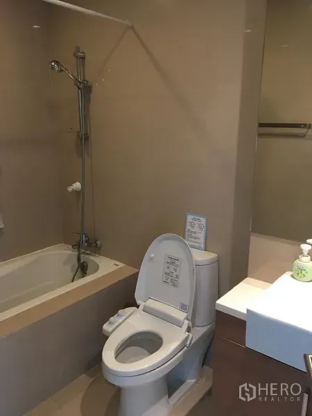 คอนโด ให้เช่าในBangkok - ห้องน้ำสมัยใหม่พร้อมอ่างอาบน้ำ ฝักบัวชาวเวอร์ โถสุขภัณฑ์อัตโนมัติ และอ่างล้างหน้า
