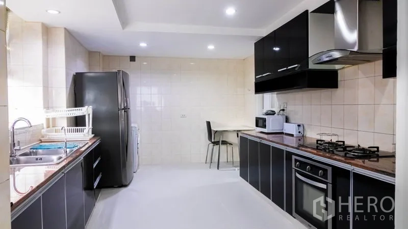公寓 出租或出售在Khlong Toei, Bangkok - 独立厨房，黑色橱柜，燃气灶、烤箱、油烟机与大冰箱。