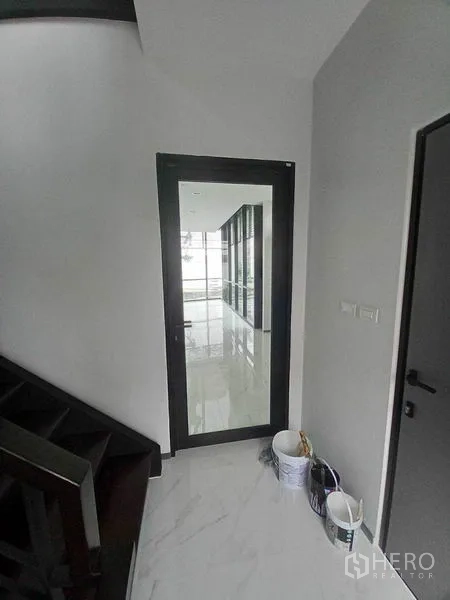 零售空间 出租在Khlong Toei, Bangkok - 玻璃门走廊通向采光充足的展厅，设落地玻璃