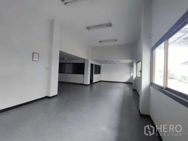 货栈 出租在Samut Sakhon - 仓库配套明亮办公室，设大窗与顶灯。