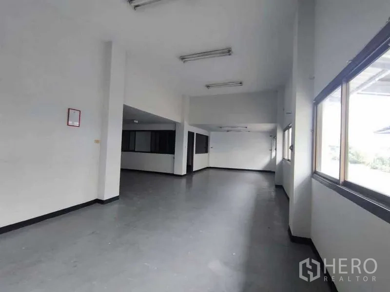 货栈 出租在Samut Sakhon - 仓库配套明亮办公室，设大窗与顶灯。