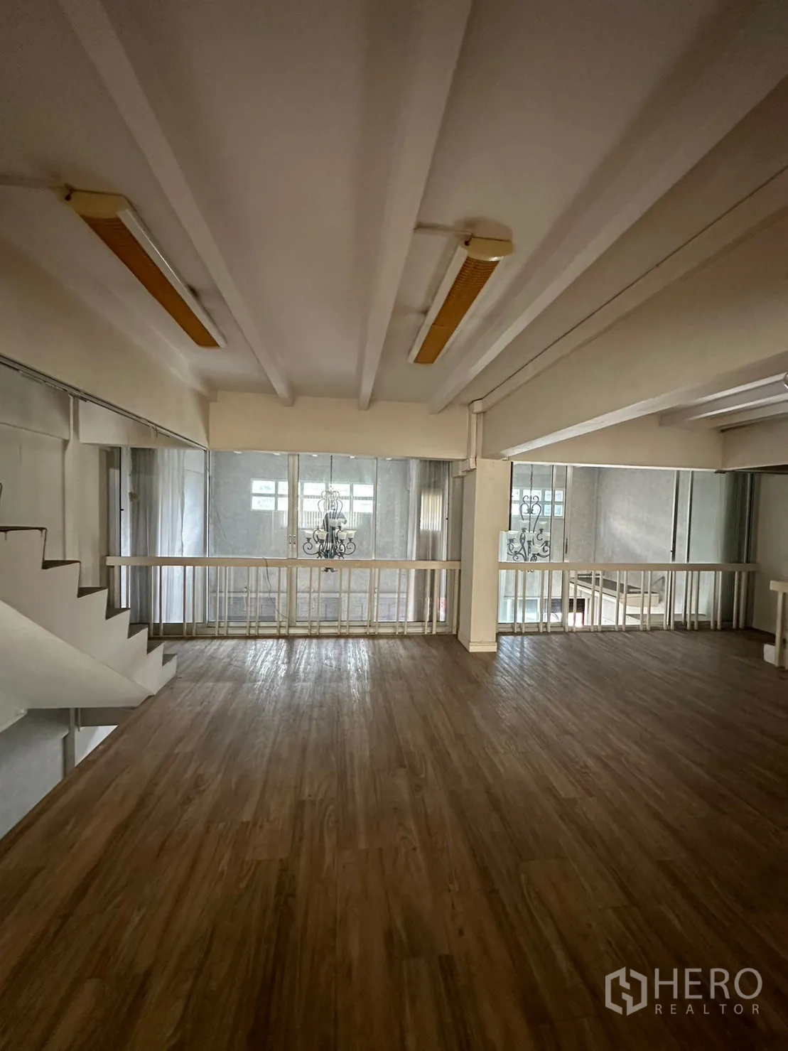 พื้นที่ขายปลีก ให้เช่าในWatthana, Bangkok - พื้นที่ทำงานชั้นลอยกว้าง พื้นไม้และราวกันตก