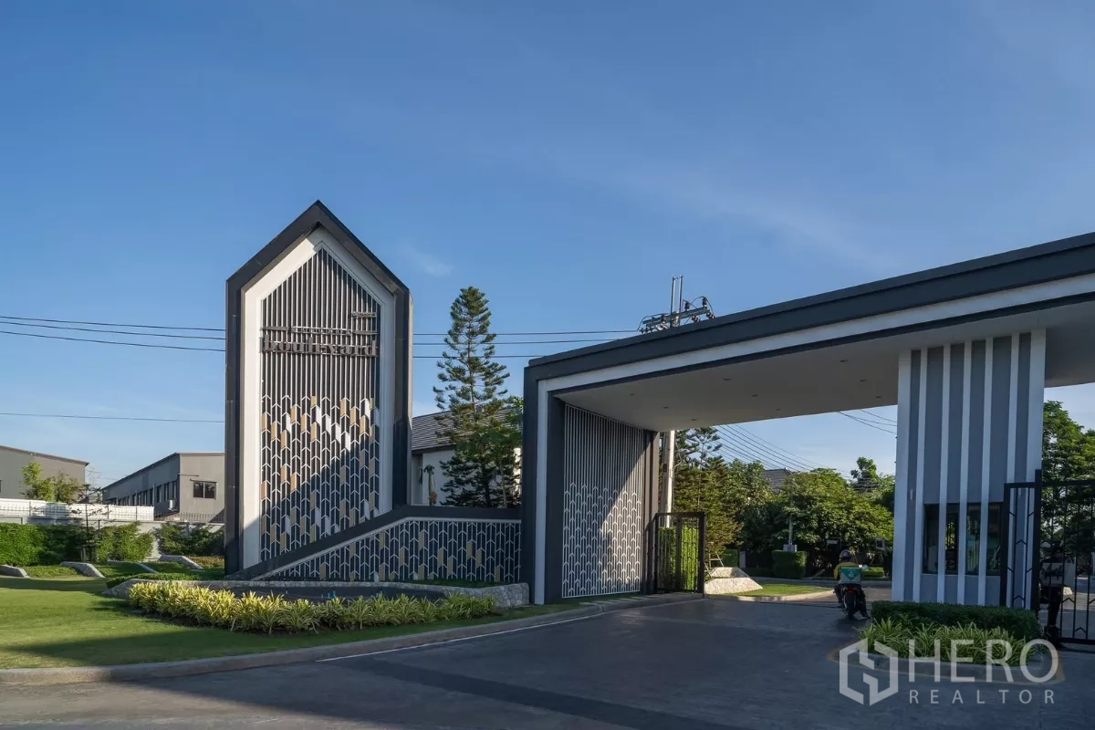 Detached House for rent or sale in Saphan Sung, Bangkok - Modern gated entrance and guardhouse of the housing estate.